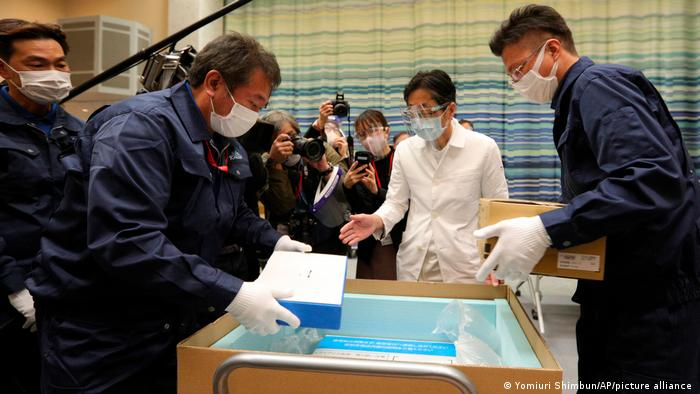 Japan starts COVID vaccination program | News | DW | 17.02.2021