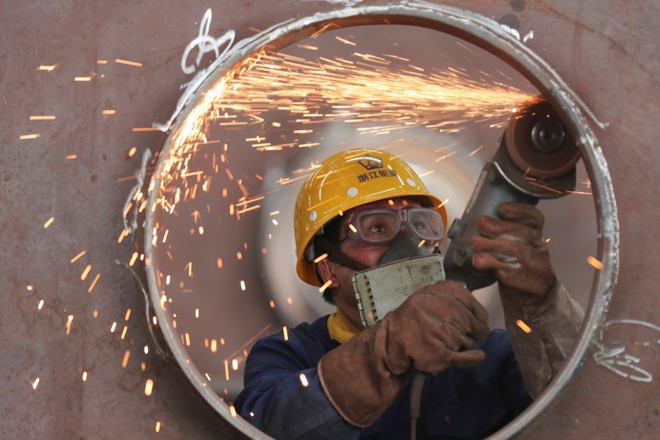 Một công nhân làm việc trong nhà máy cơ khí ở Hồ Châu, Chiết Giang, Trung Quốc ngày 17/5/2020. Ảnh: Reuters. Một công nhân làm việc trong nhà máy cơ khí ở Hồ Châu, Chiết Giang, Trung Quốc ngày 17/5/2020. Ảnh: Reuters.