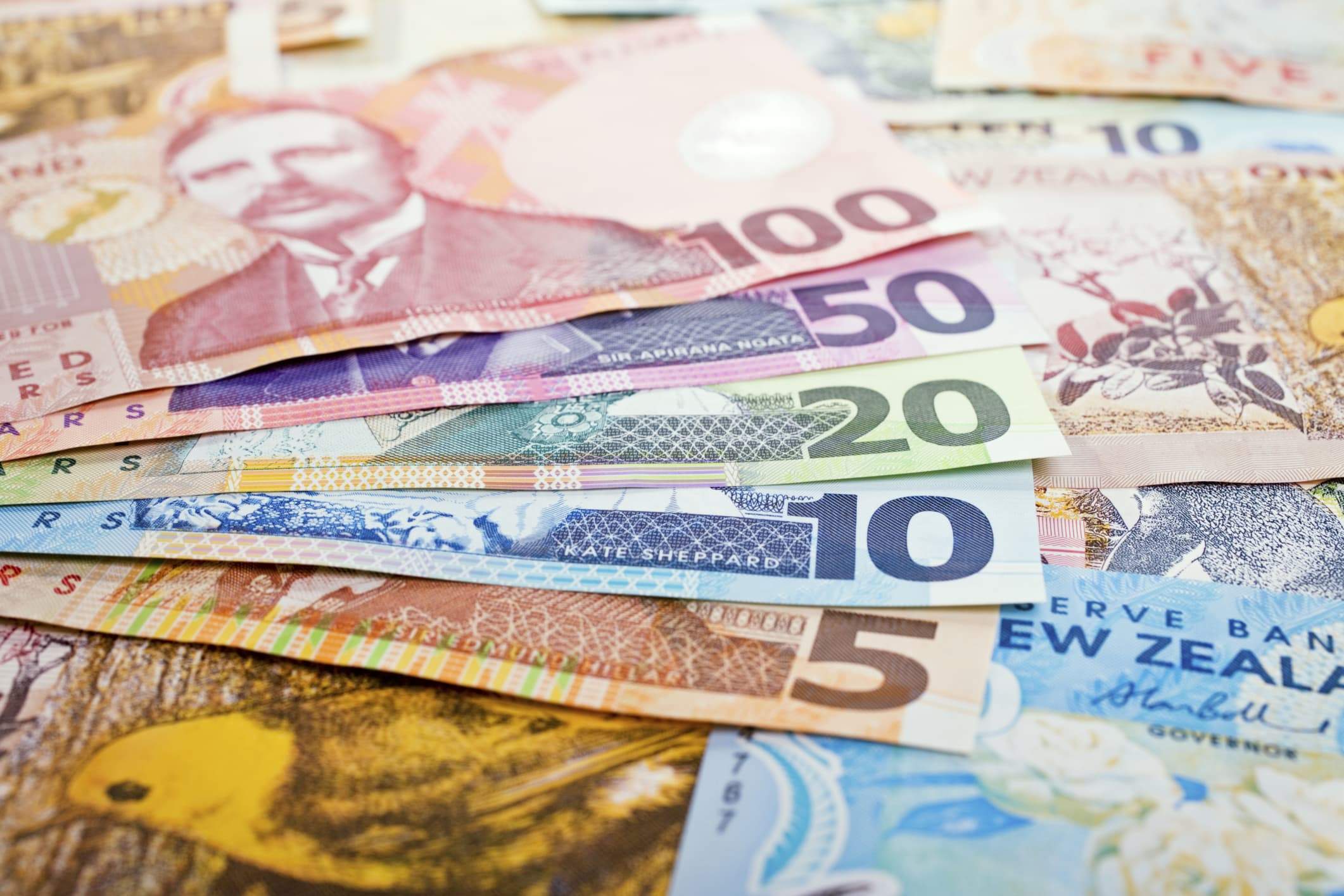 NZD/USD chạm mốc 0.5600 - Đứng trước nguy cơ break-down khỏi kênh giá giảm?